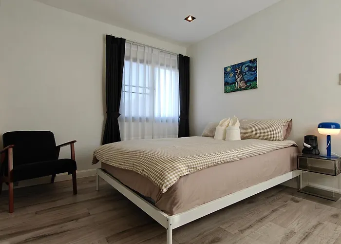 Thonglor 4-story Modern Art Free Wifi Netflix Villa *